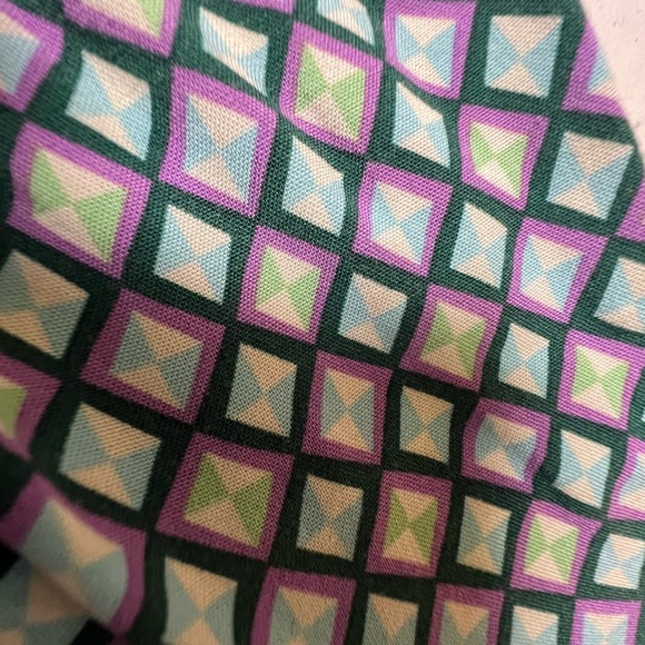 BERSHKA GEOMETRIC PATTERN BUTTON-UP SHIRT. SIZE SMALL PURPLE/DARK GREEN/LT GREEN - Picture 3 of 8